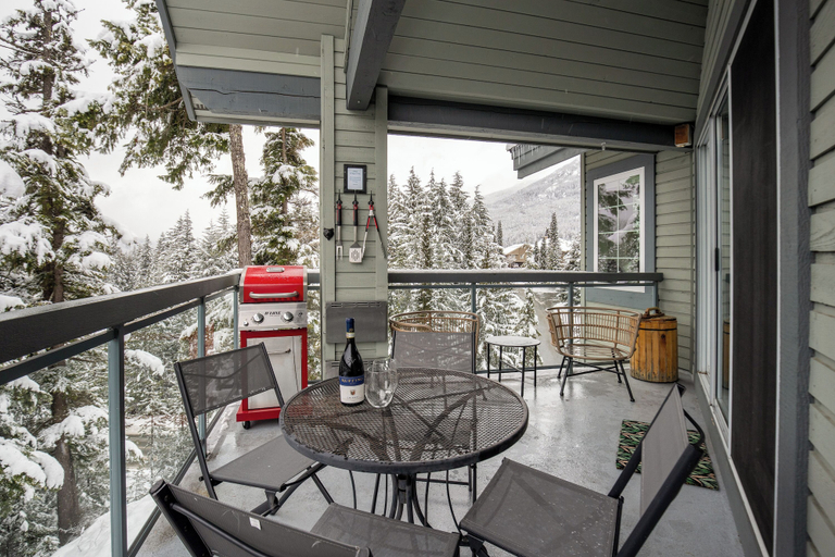 Outdoor dining 5, Bluebird at The Lynx, Squamish-Lillooet