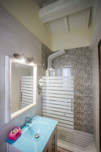 Bathroom 4, Posada Las Tres Mentiras de Santillana, Cantabria