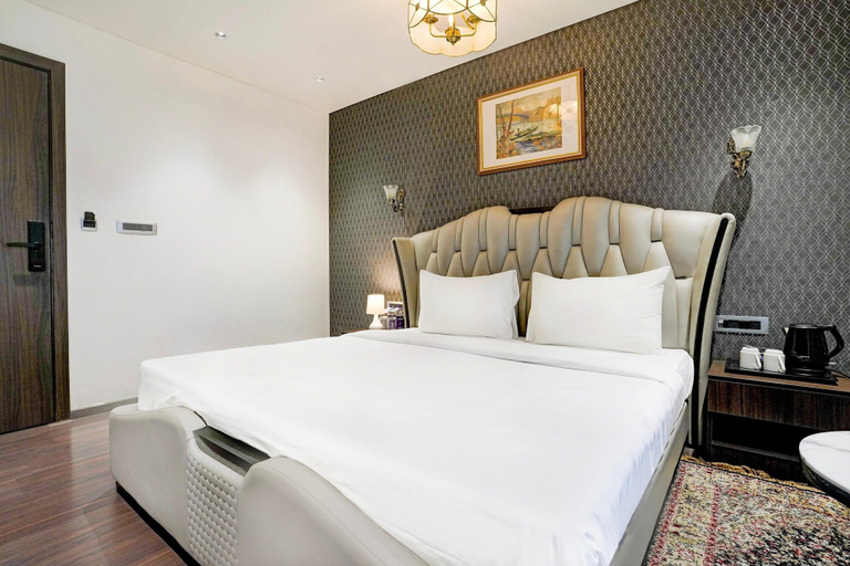 Room 4, Palette Magarpatta City, Pune