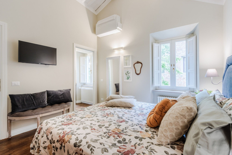 Room 5, Apartment in Lucca Near Cathedral Square, Lucca