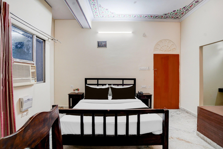Room 2, Super Townhouse Chandpole Metro Station, Jaipur