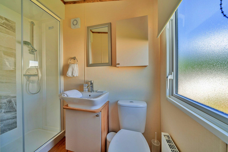 Bathroom 3, 2 Bedroom Mobile Home in Wimborne, No Deposit, Dorset