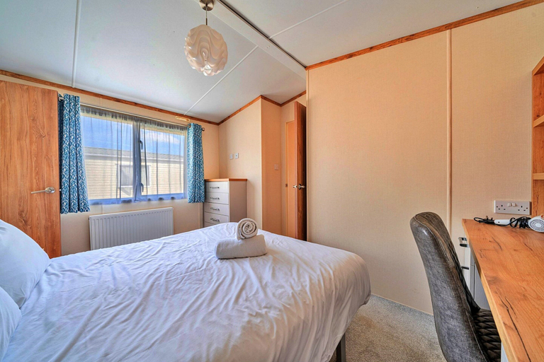 Room 4, 2 Bedroom Mobile Home in Wimborne, No Deposit, Dorset