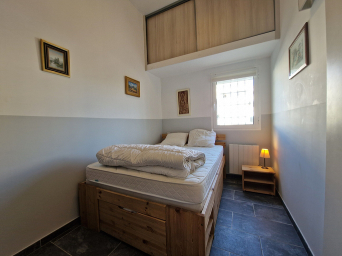 Room, Sunny Getaway Near the Beach, Gard