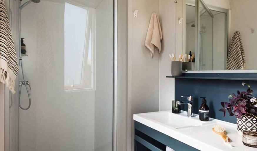 Bathroom 5, Mobile Home in Bessan With Terrace, Hérault