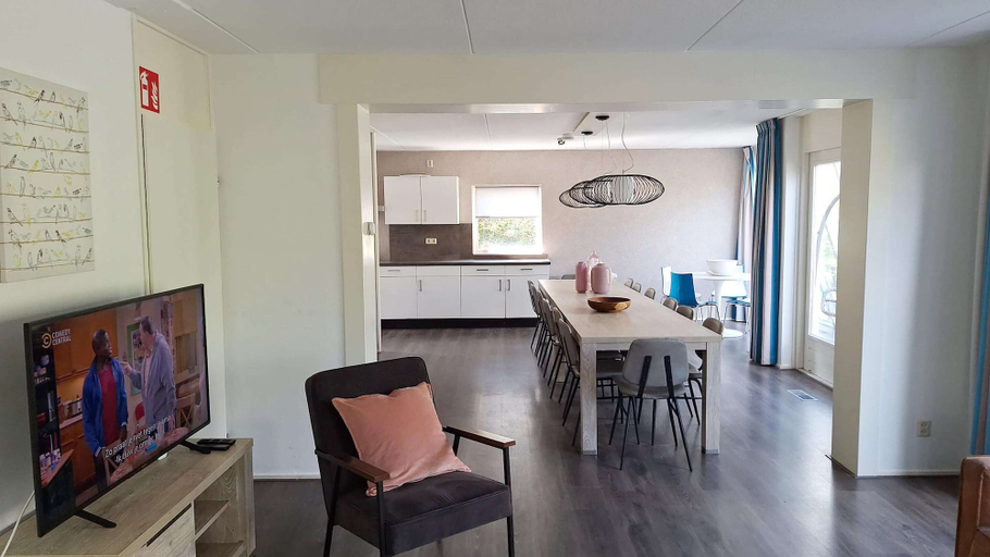 Dining 5, Comfortable Family and Friends House With Wellness, Vlagtwedde