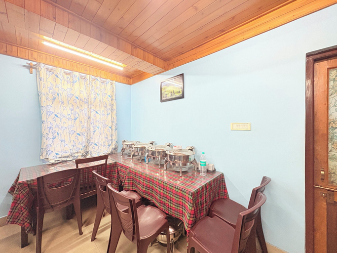Dining 3, Pinecrest Inn Near Mall Rd, Darjiling