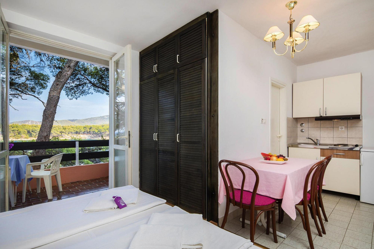 Dining 4, Cozy Resort Suite in the Adriatic, Jelsa