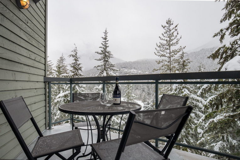 Outdoor dining 2, Bluebird at The Lynx, Squamish-Lillooet