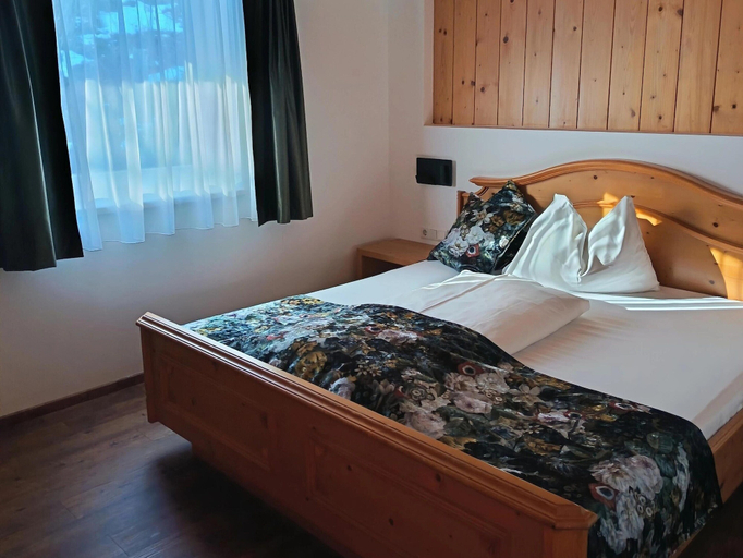 Room 4, Apartment in Neukirchen With a Balcony, Zell am See