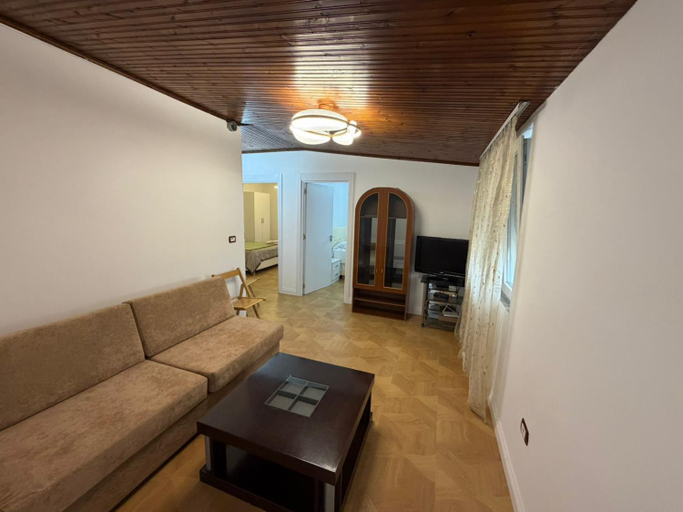 4, Grand House Apartment, Tiranës