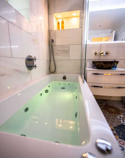 Room 4, Elegant 1-bed Flat in a Georgian Townhouse, London
