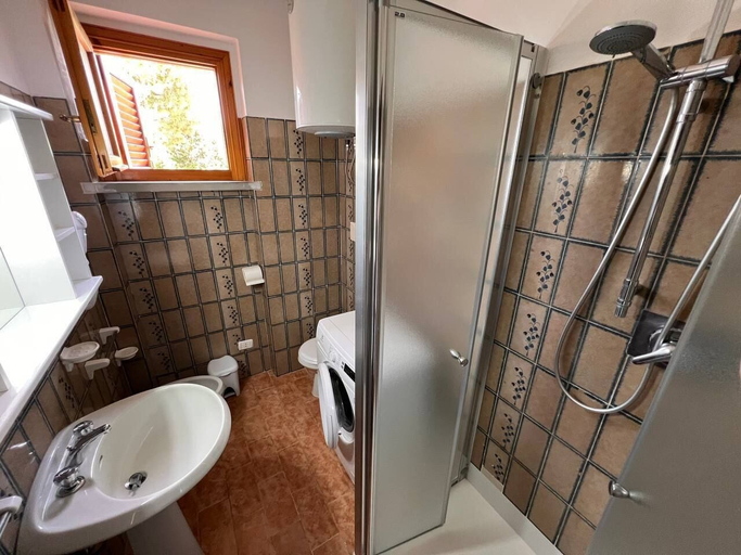 Bathroom 4, Delfini, Grosseto