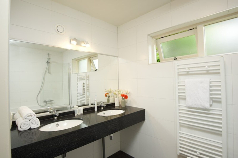 Bathroom, Luxury Holiday Home With Sauna & Sunshower, Scherpenzeel
