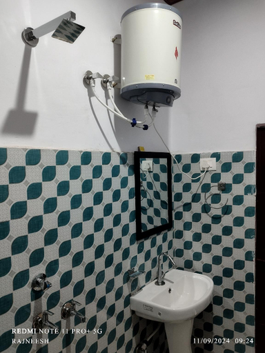 Bathroom, Aditya Guest House And Restaurant, Rudraprayag