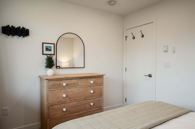 Room 2, Cedar Sky at Ravencrest, Squamish-Lillooet
