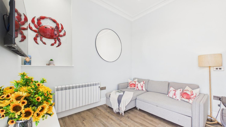 Bedroom 2, No 6 Croft House - 1 Bedroom Apartment - Tenby, Pembrokeshire