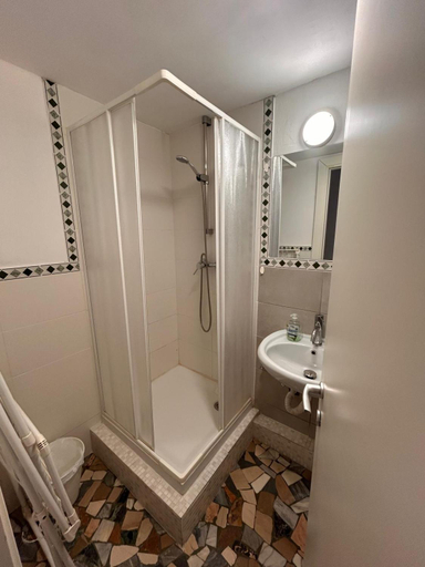 Bathroom 3, Apartments Viareggio, Lucca