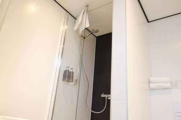 Bathroom 5, City2Beach Hotel, Vlissingen