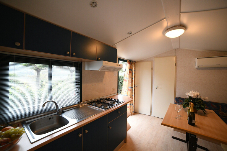 Private kitchen 4, Mobile Home in Ferienresidenz mit Pool, Savona