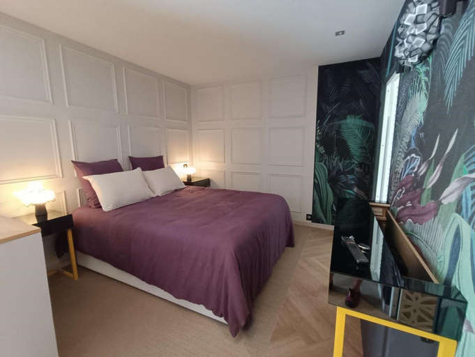 Room 4, Holiday Home in Vayrac With Private Pool, Lot