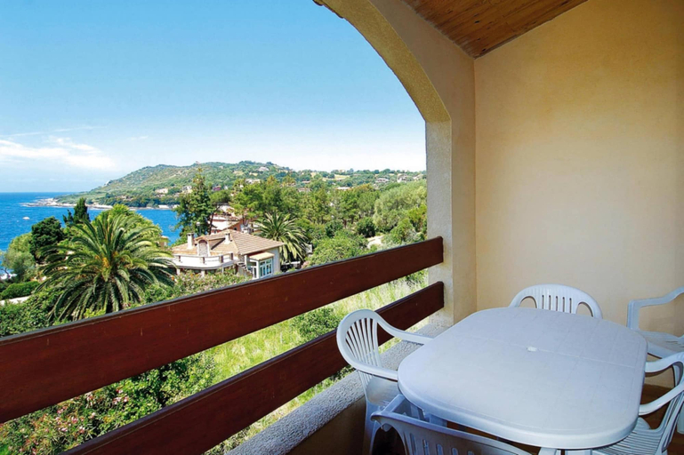 Outdoor dining 5, Residence Les Dauphins in Tiuccia With Balcony, Corse-du-Sud