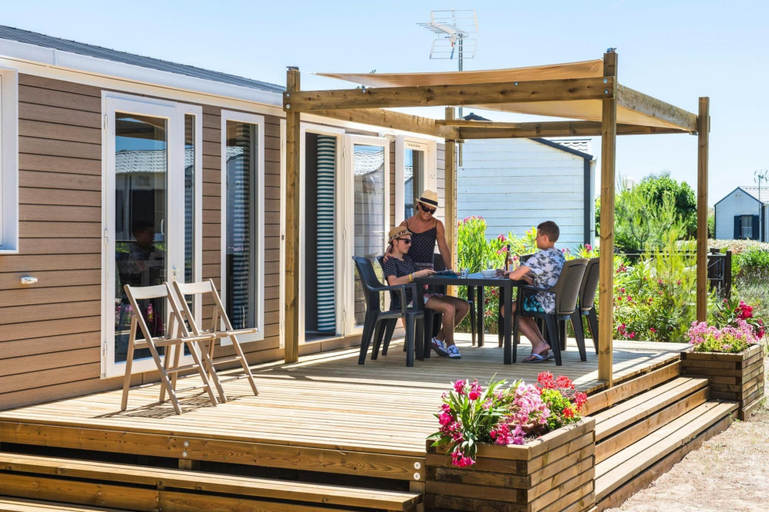 Outdoor dining 4, Mobile Home With Terrace at Domaine Les Muriers, Vendres-plage, Hérault