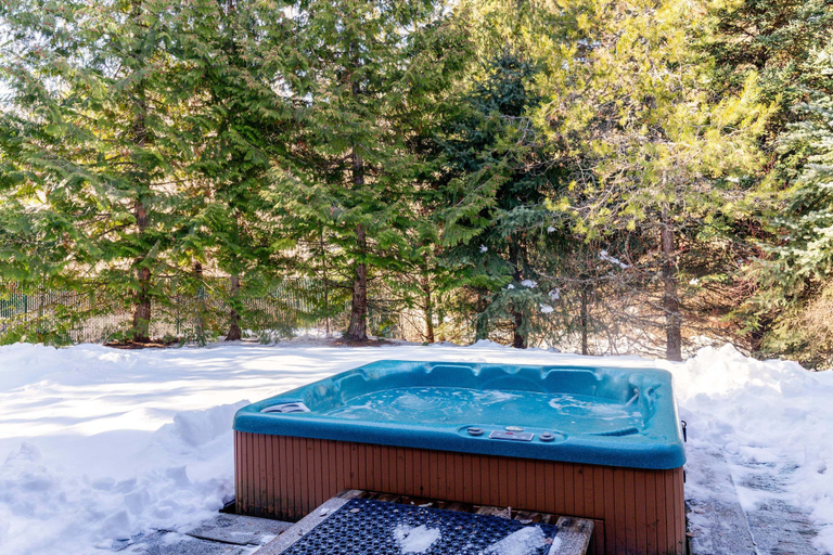Outdoor spa tub, Harmony Chalet at Montebello, Squamish-Lillooet