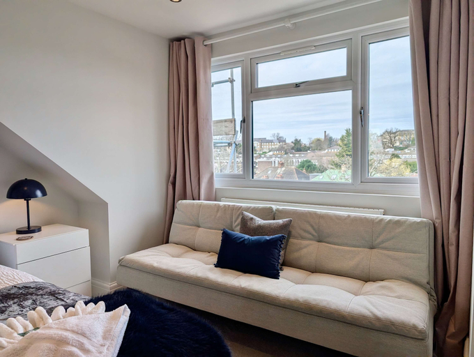 Room 3, Bright Ensuite Room in Shared Wandsworth Flat, London