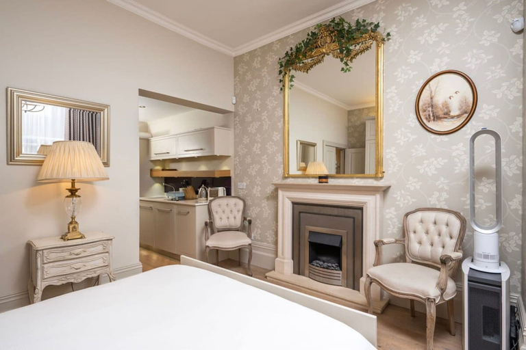 Room 2, Charming Chelsea Studio With Victorian Elegance, London