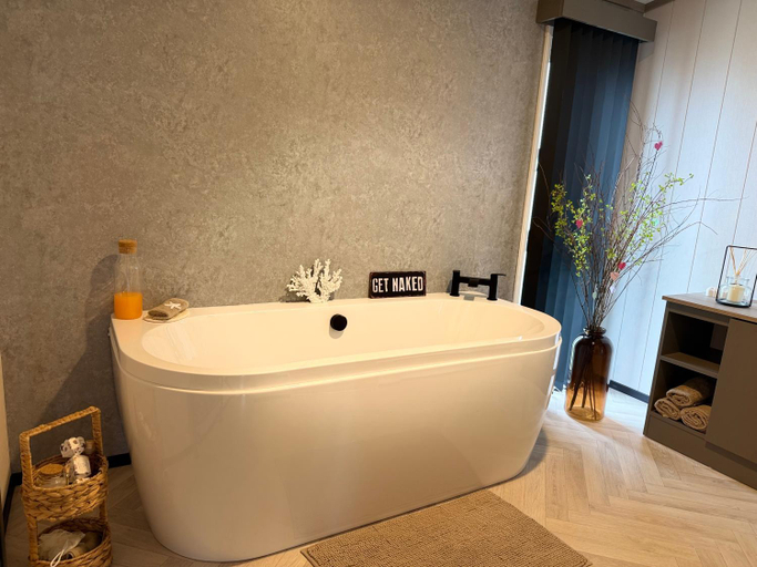 Bathroom, Arranview Lochside Pods & Lodges all with private Hot-tubs, East Ayrshire