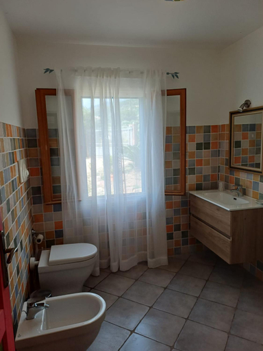 Bathroom 3, Sole e Sale in Sardegna, Cagliari