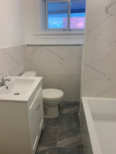 Bathroom 2, Henderson Héritage Home, Ottawa