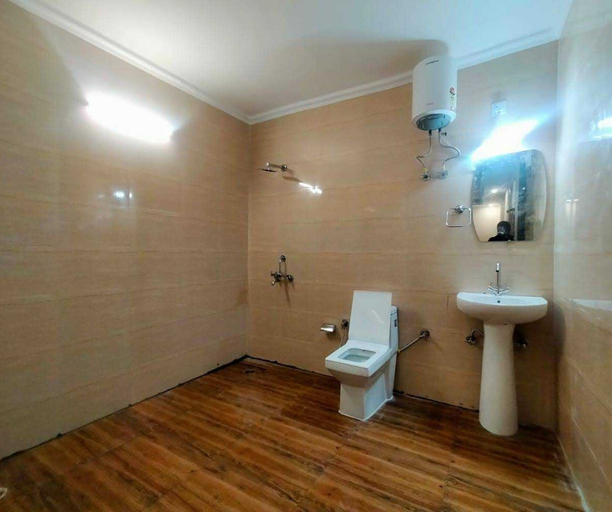 Bathroom, Hotel O Dadri Railway Station, Gautam Buddha Nagar