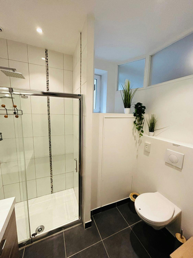 Bathroom 3, L’etape des sacres | hyper-centre | Splendide, Marne