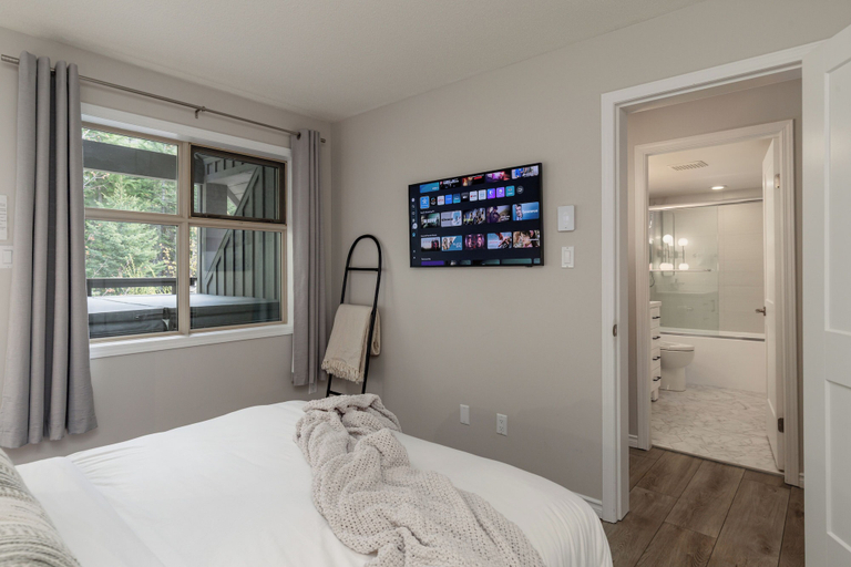 Room 4, Jersey Cream at Arrowhead Point, Squamish-Lillooet