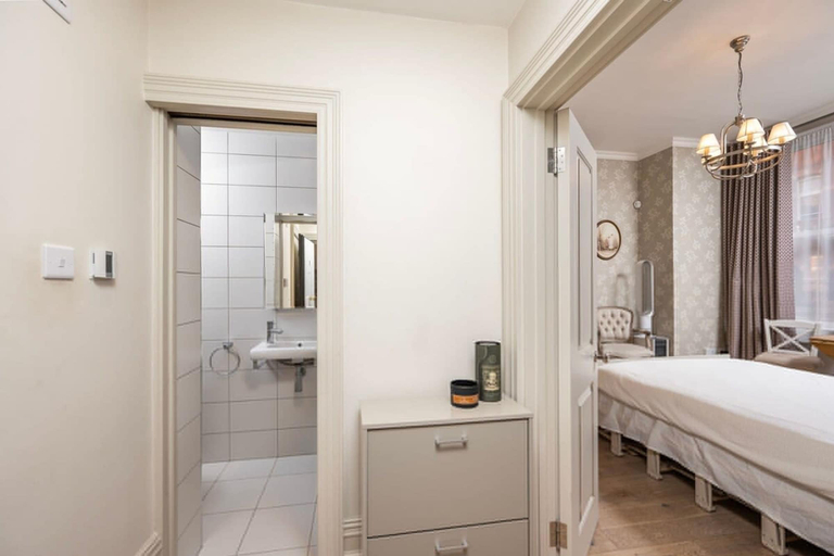 Room 5, Charming Chelsea Studio With Victorian Elegance, London