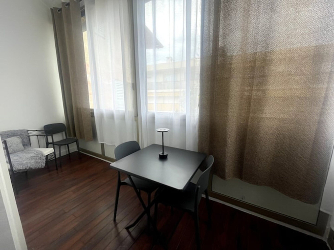Dining 5, Le Cannet Apartmment for 4 Guests, Var