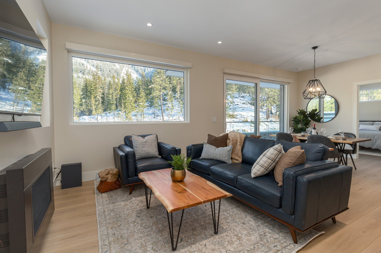 Living area 3, Nature's Nook at Wedgewoods, Squamish-Lillooet