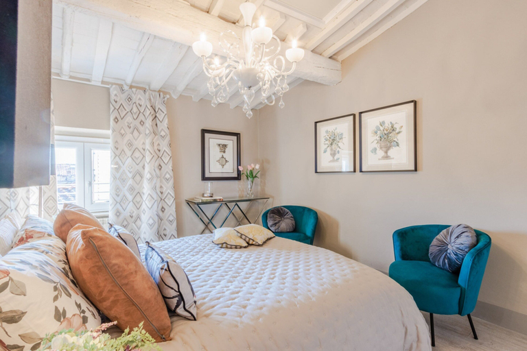 Room 5, Apartment in Lucca Near Torre Delle Ore, Lucca