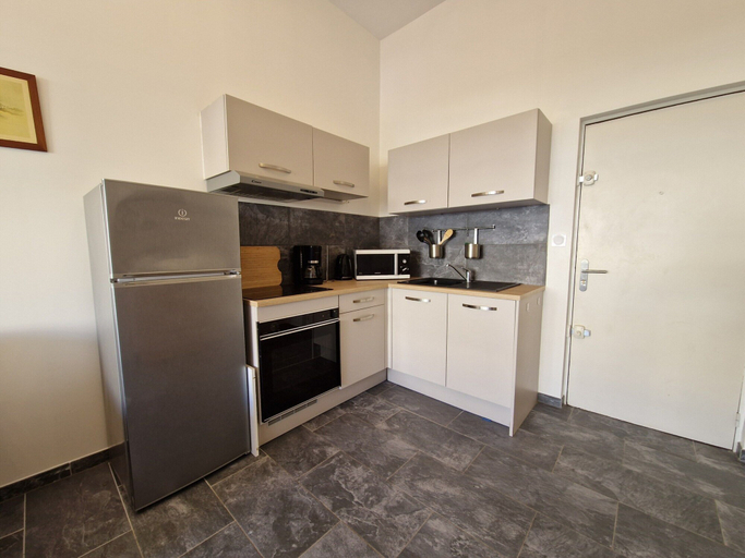 Private kitchen, Sunny Getaway Near the Beach, Gard