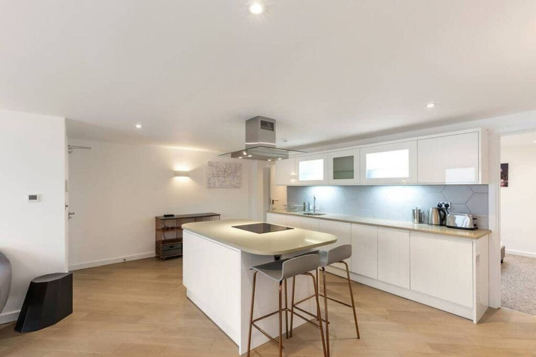 Room 3, Bright 1 Bedroom Apartment in London, London
