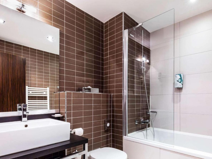 Bathroom, Disneyland Deluxe flat, outside pool, Climatisation, 1 min to Disney Parks, Seine-et-Marne