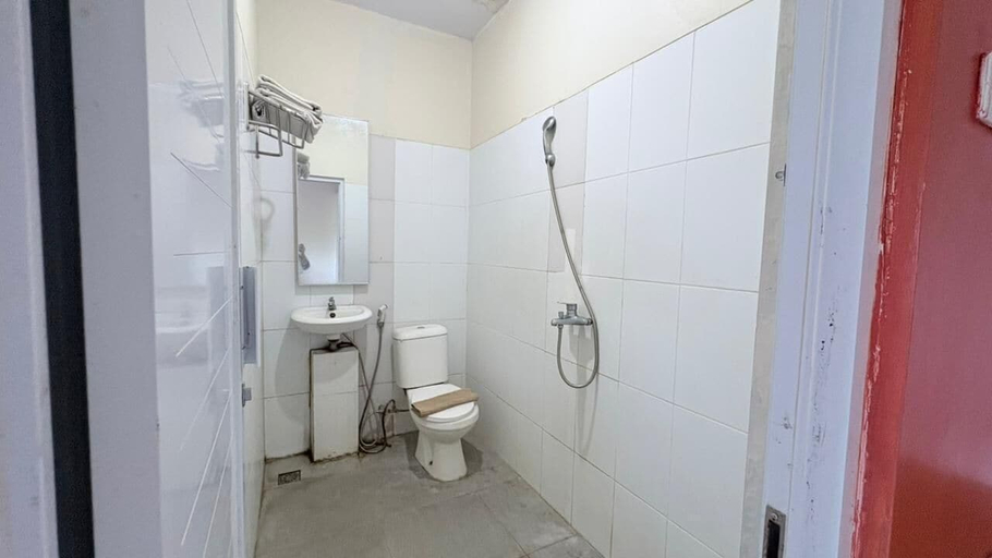 Bathroom 2, Hotel O near Mall Boemi Kedaton formerly, Bandar Lampung