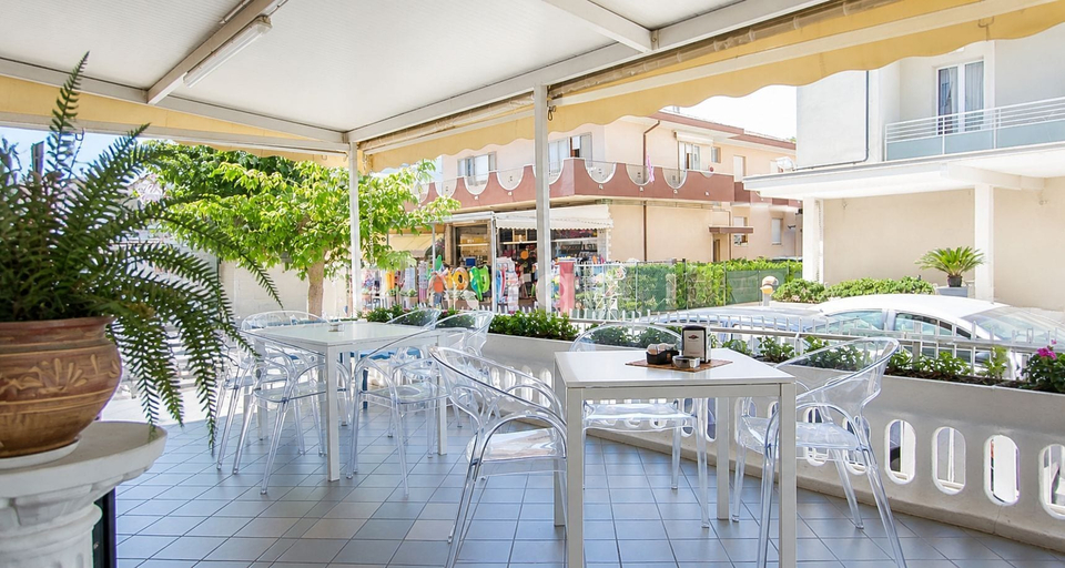 Outdoor dining, Hotel Maria Luisa, Rimini