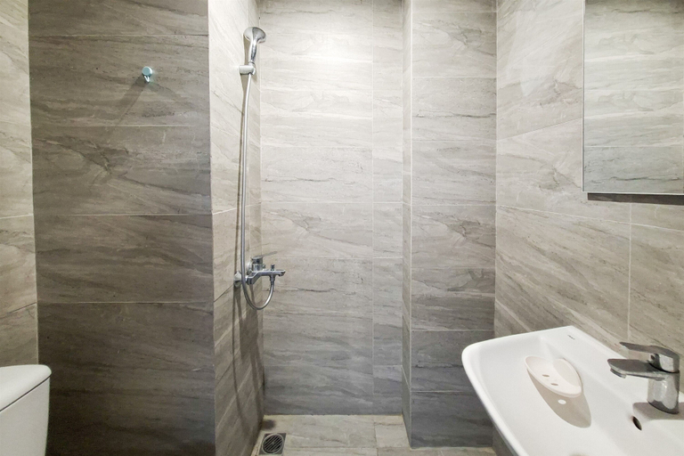 Bathroom 4, Splendid Warm Studio Room At Apartment Collins Boulevard, Tangerang
