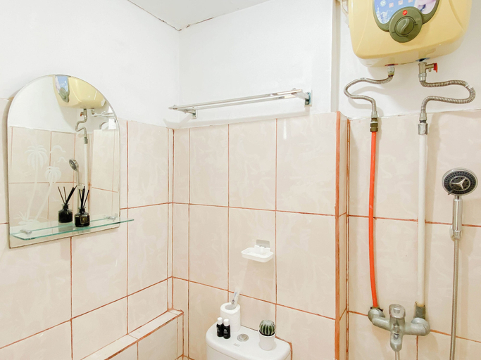 Bathroom, Convenient Studio Near Universitas Indonesia At Margonda Residence 2, Bogor