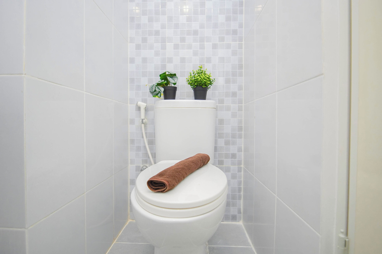 Bathroom 4, Practical Studio Near Tokyo Hub At Tokyo Riverside Pik 2 Apartment, Tangerang