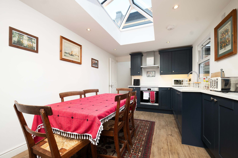 Room 4, Charming 3-bedroom Flat in Prime Location, London