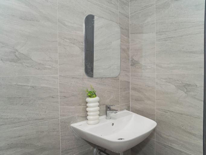 Bathroom 3, Bright And Relaxing 2Br At Collins Boulevard Apartment, Tangerang